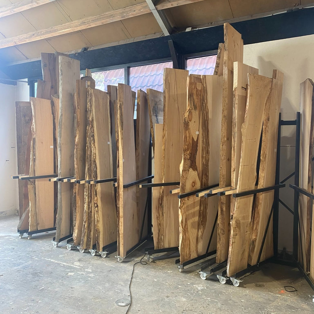 Grote voorraad boomstamtafels en bladen!